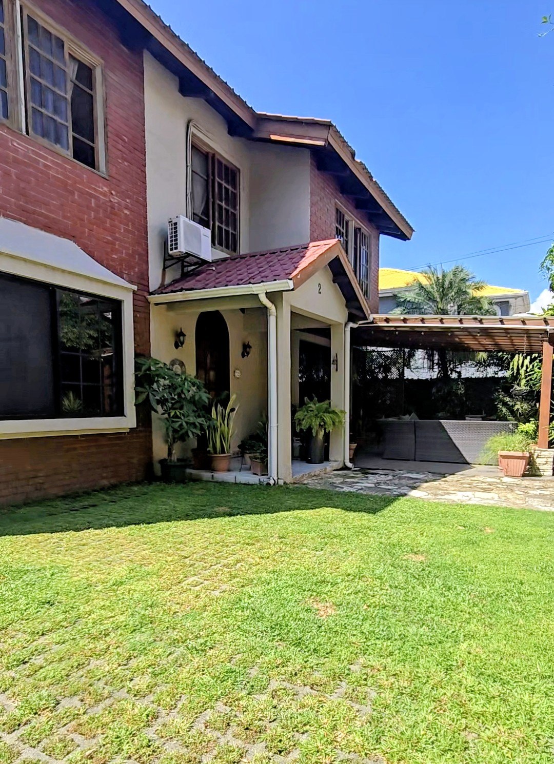 Fachada e ingreso principal de la vivienda existente